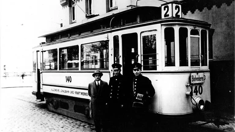 Wagen 140 an der Endstelle der Linie 2