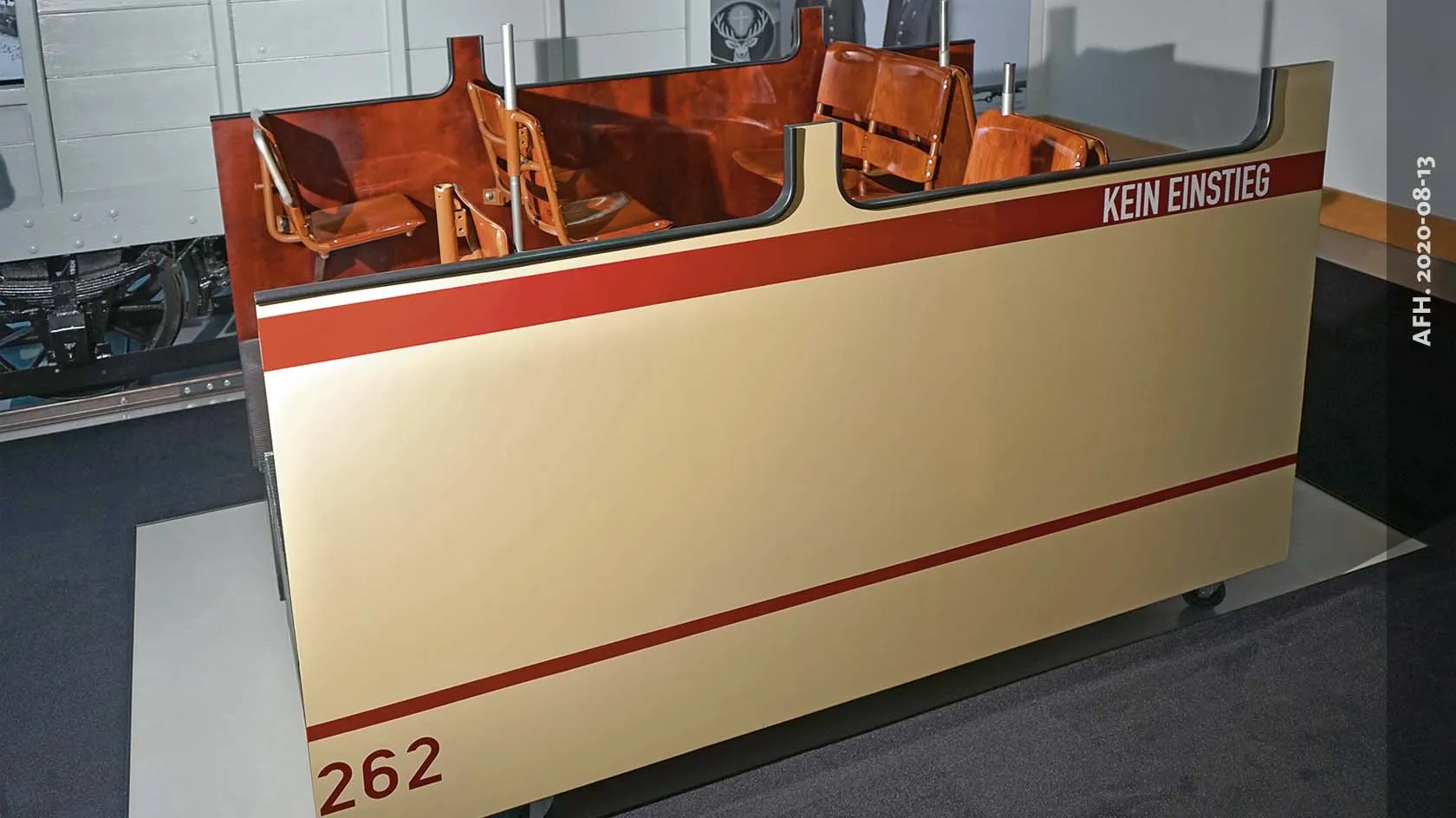 Fahrzeugsegment mit Sitzen/Teilen des ehemaligen Gelenktriebwagens 262